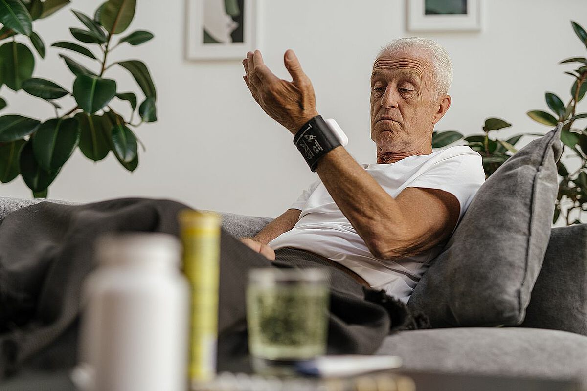 Alter Mann mit Blutdruckmessgerät