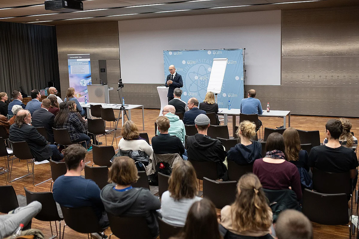 [Translate to English:] Prof. Dieter Rautenbach bei der Begrüßung zum 4. Science Day 