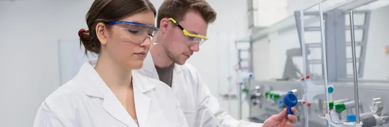 Studierende im Chemielabor führen einen Versuch durch