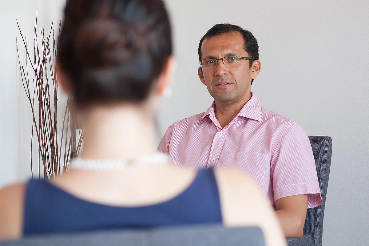 Dr. Roberto Rojas in einer Therapiesituation