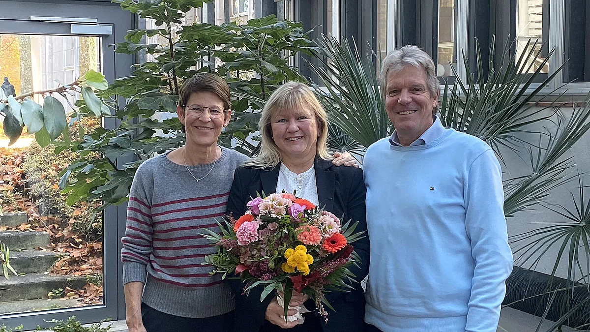 Institutsdirektorin Prof. A. Ignatius und ihr Stellvertreter Prof. H.-J. Wilke mit Jubilarin A. Reindl