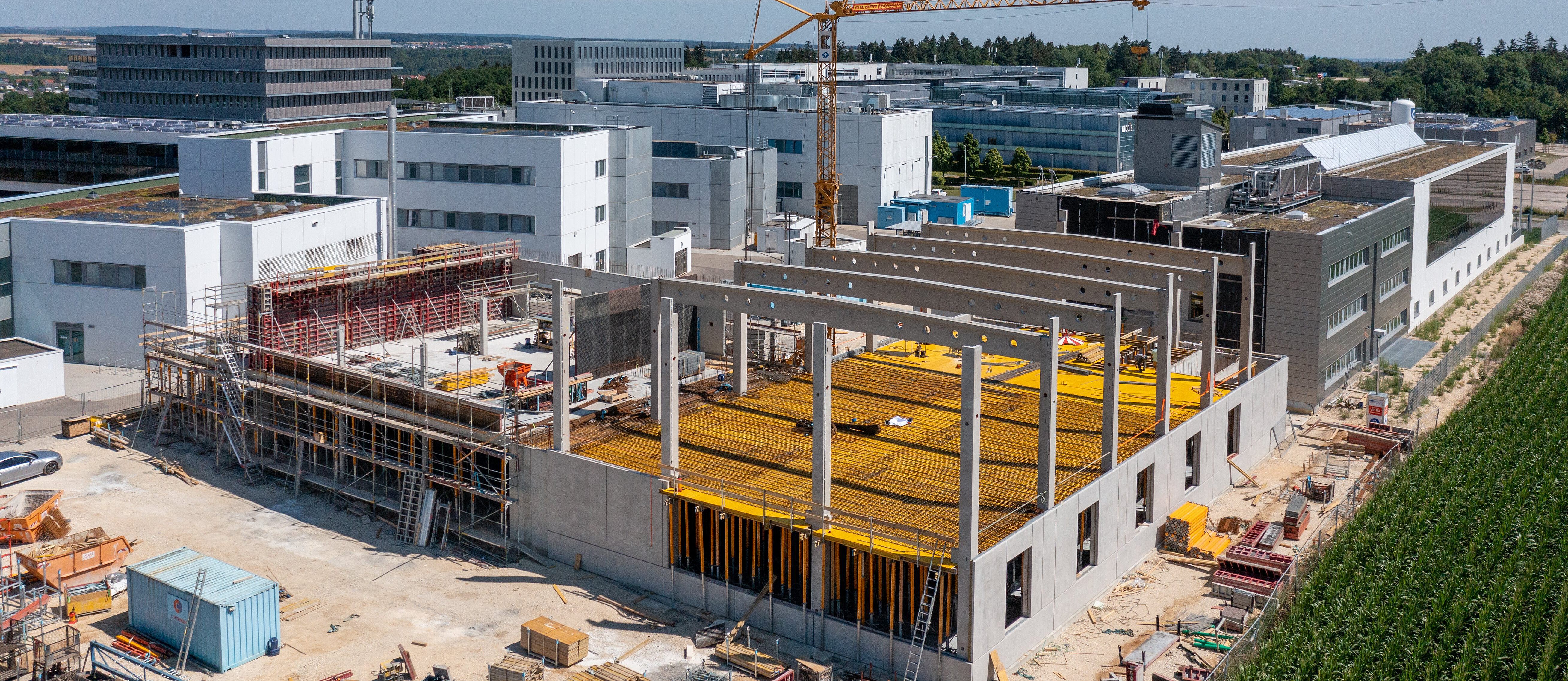 Sicht auf die Baustelle eines Neubaus 