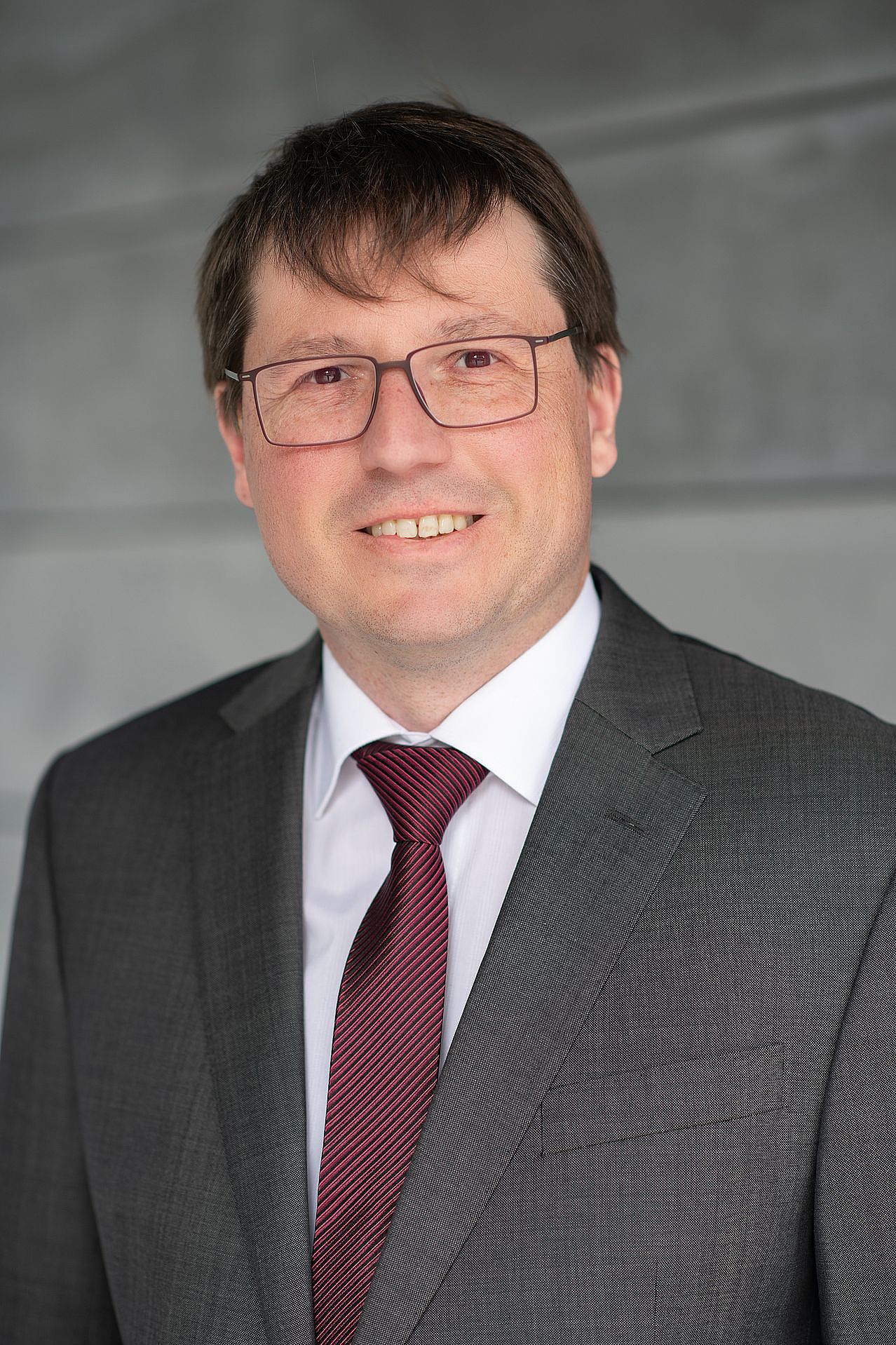 Portrait Dekan Prof. Dr. Robert Stelzer