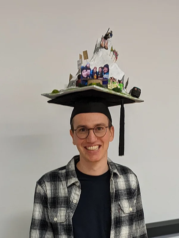 Potrait Alex Bäuerles mit seinem Doktorhut