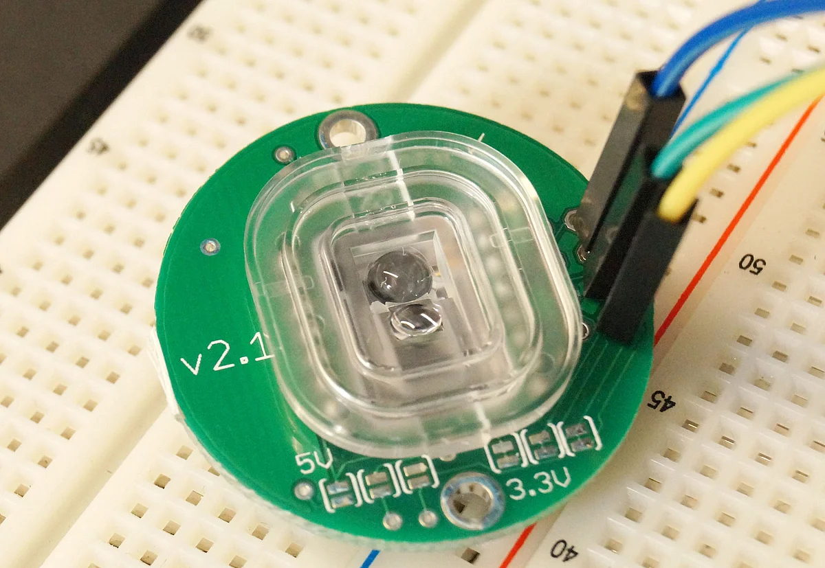 Mikrochip mit Vorsatzlinse 