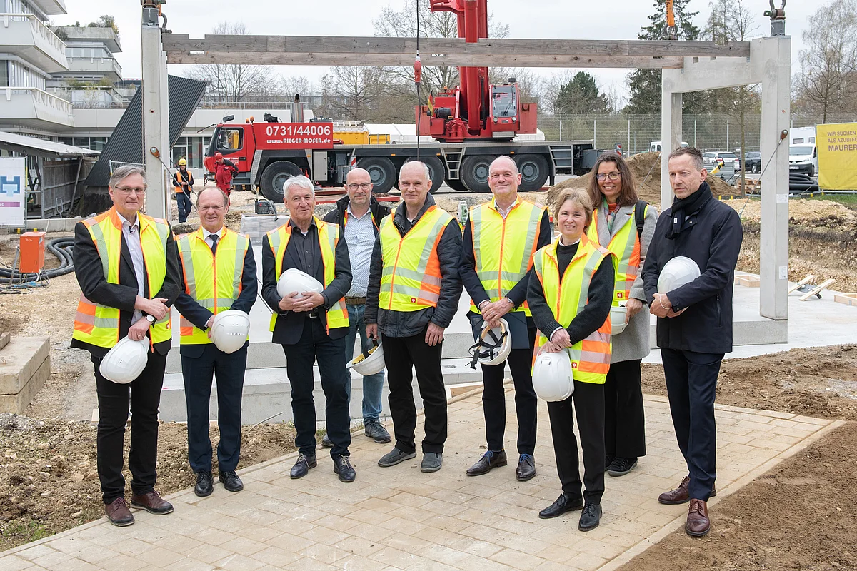 Gruppenfoto der Verantwortlichen auf der Baustelle des neuen S3-Labors auf dem Campus der Uni Ulm