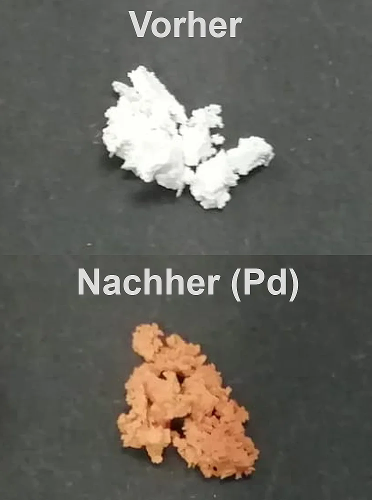 Foto des neuen „schwammartigen“ Materials (ca. ein Zentimeter breit), vor und nach Abscheidung von Palladium auf der porösen Oberfläche