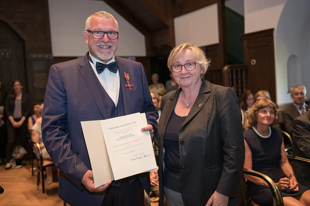 Die baden-württembergische Wissenschaftsministerin Theresia Bauer überreicht Prof. Jörg Fegert das Bundesverdienstkreuz (Foto: Eberhardt/Uni Ulm)