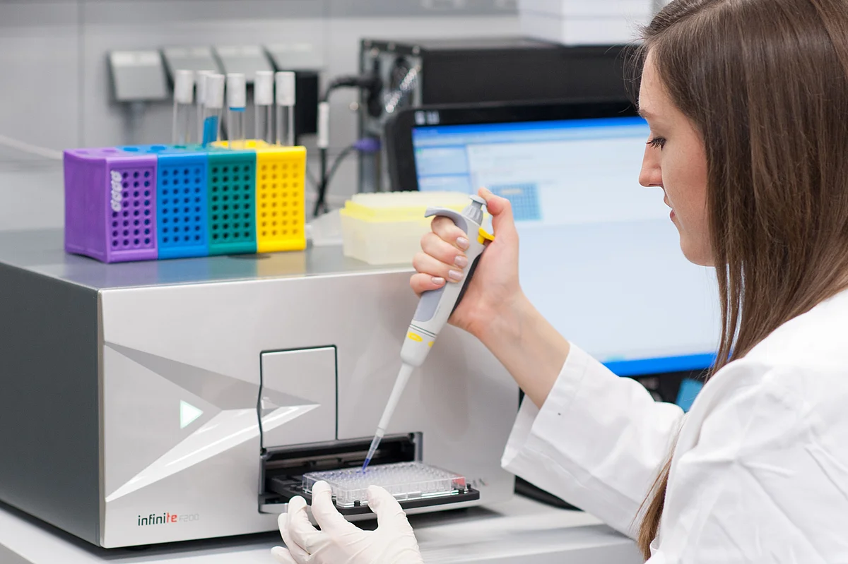 Frau hantiert mit Pipette