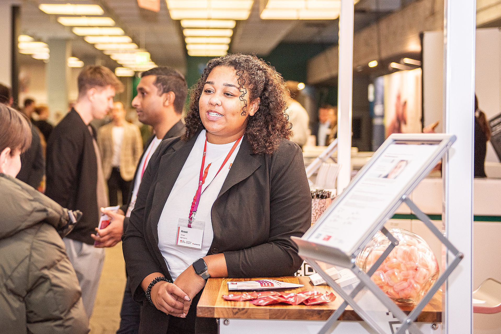 Students chat with a company rep at the WiMa Congress 2025