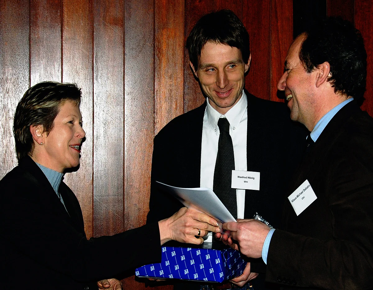 Dr. Manfred Hönig (Mitte), Evamaria Baum (Nestlé) und Professor Klaus-Michael Debatin