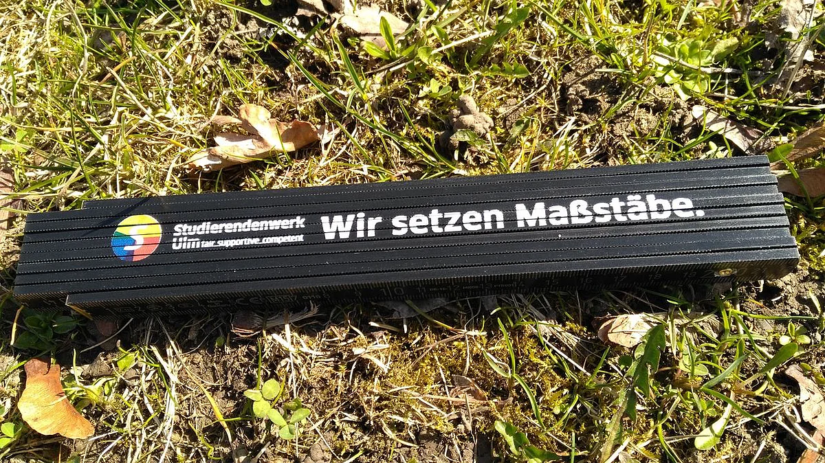 Die Zollstöcke des Studierendenwerkes haben auch einen ganz praktischen Wert (Foto: Daniela Stang) 