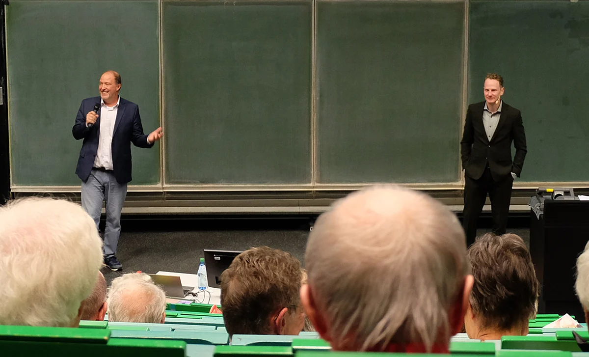 zwei Redner im Hörsaal