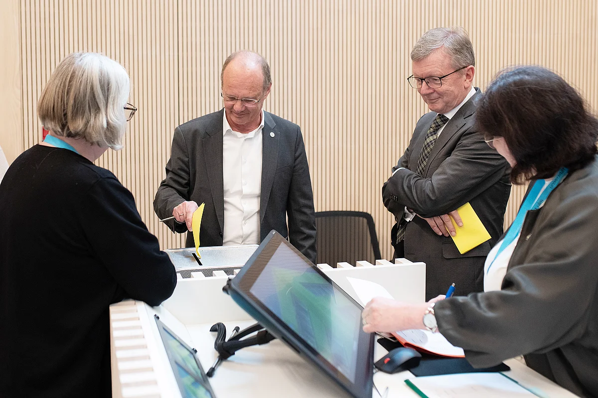 Präsident und Kanzler bei der Stimmabgabe 