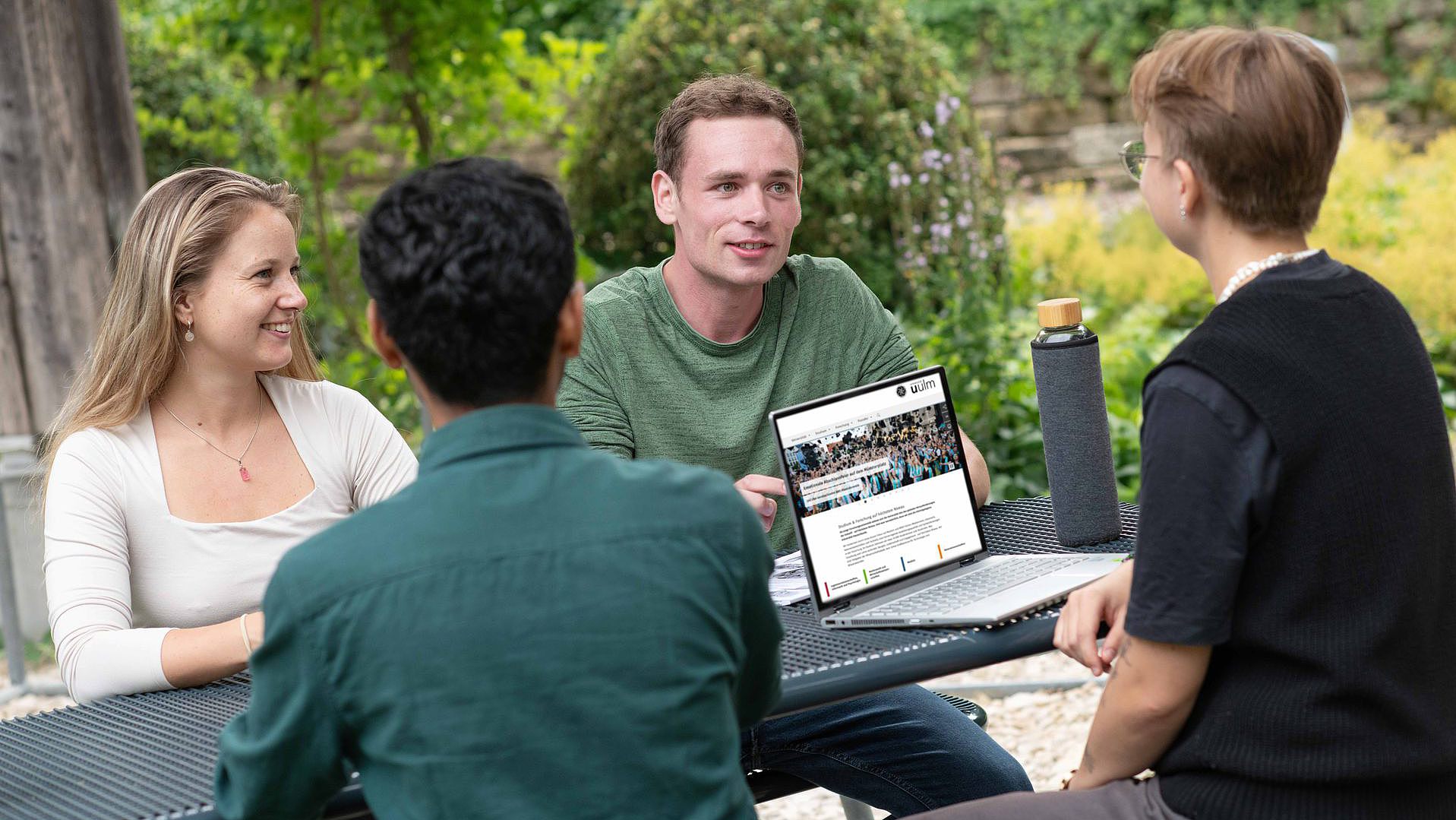 Canpusleben, Studierende am Picknicktisch