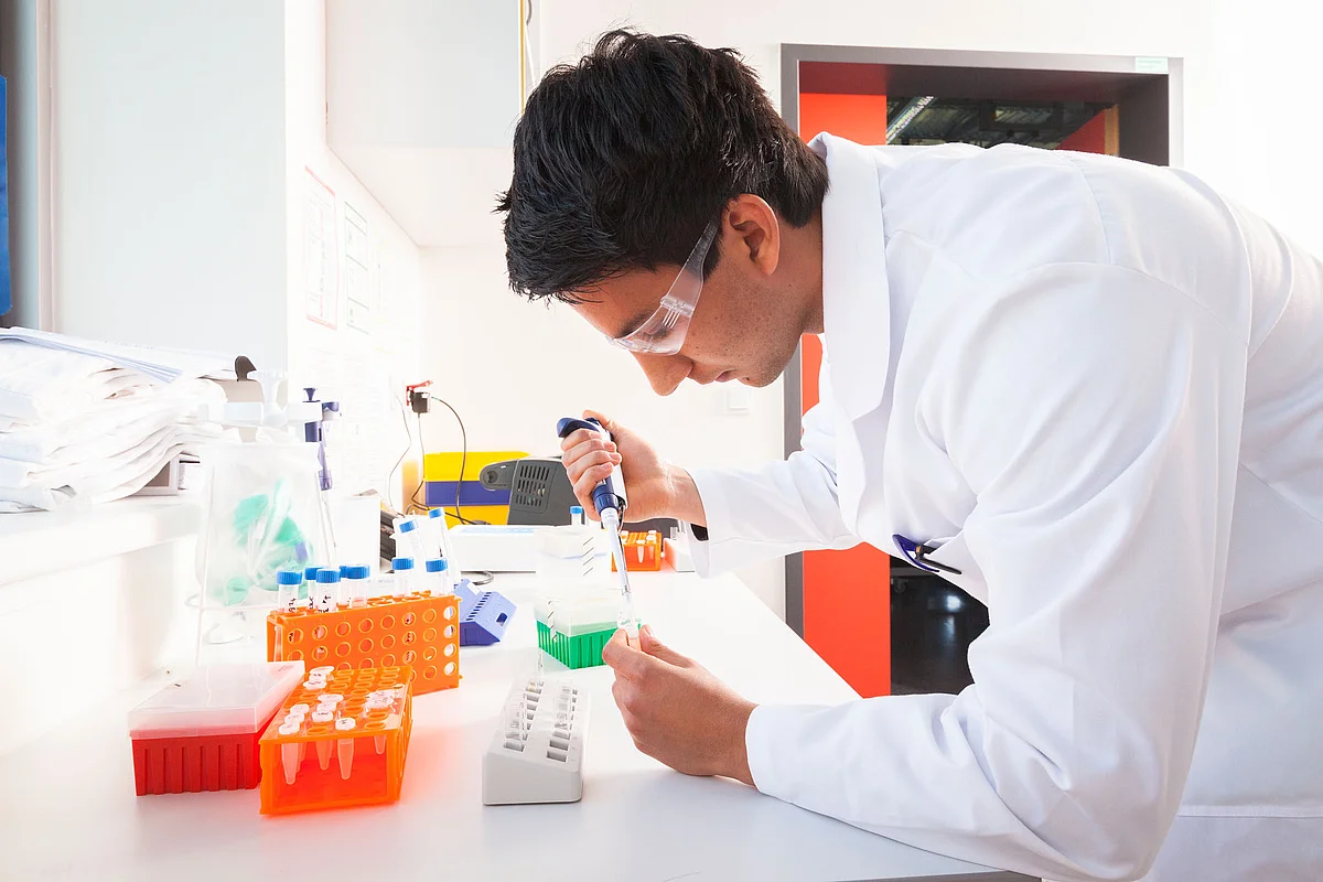 Wissenschaftler im PTB-Labor 
