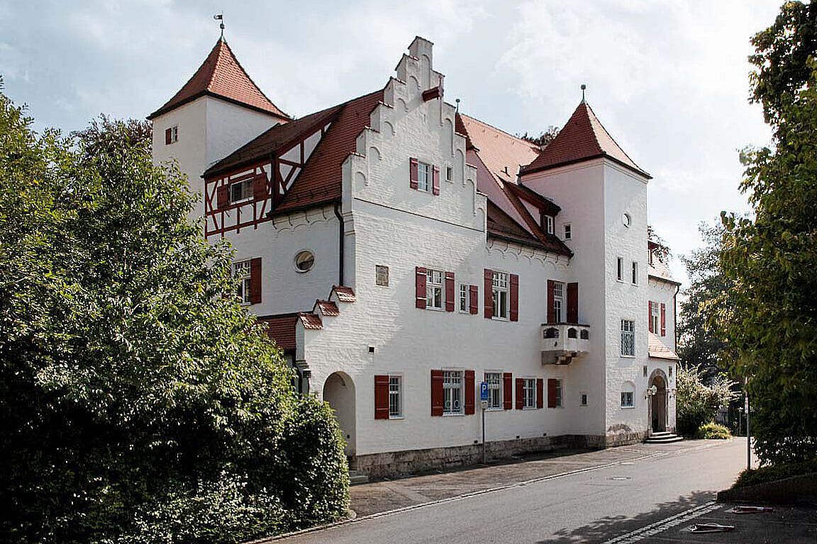 You see the imposing facade of the Villa Eberhardt in Ulm.