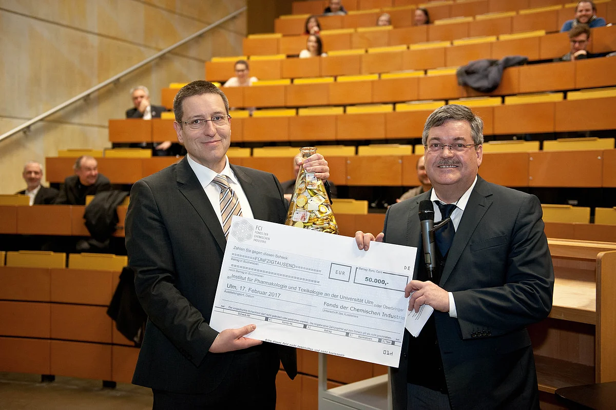 Prof. Holger Barth, Ralf Müller, Scheckübergabe Toxikologie