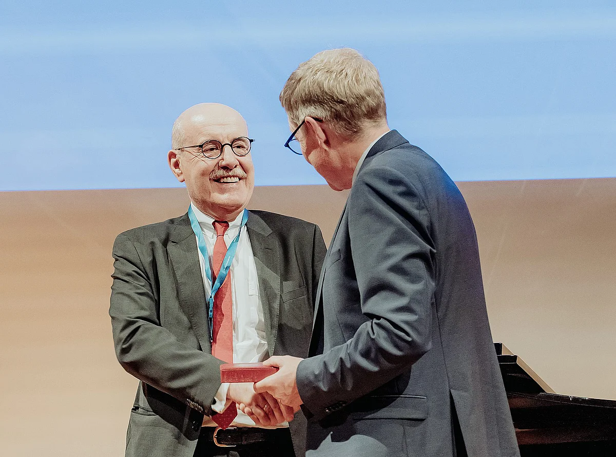 Prof. Hans Clusmann überreicht Prof. Gregor Antoniadis die Otfrid Foerster-Medeaille