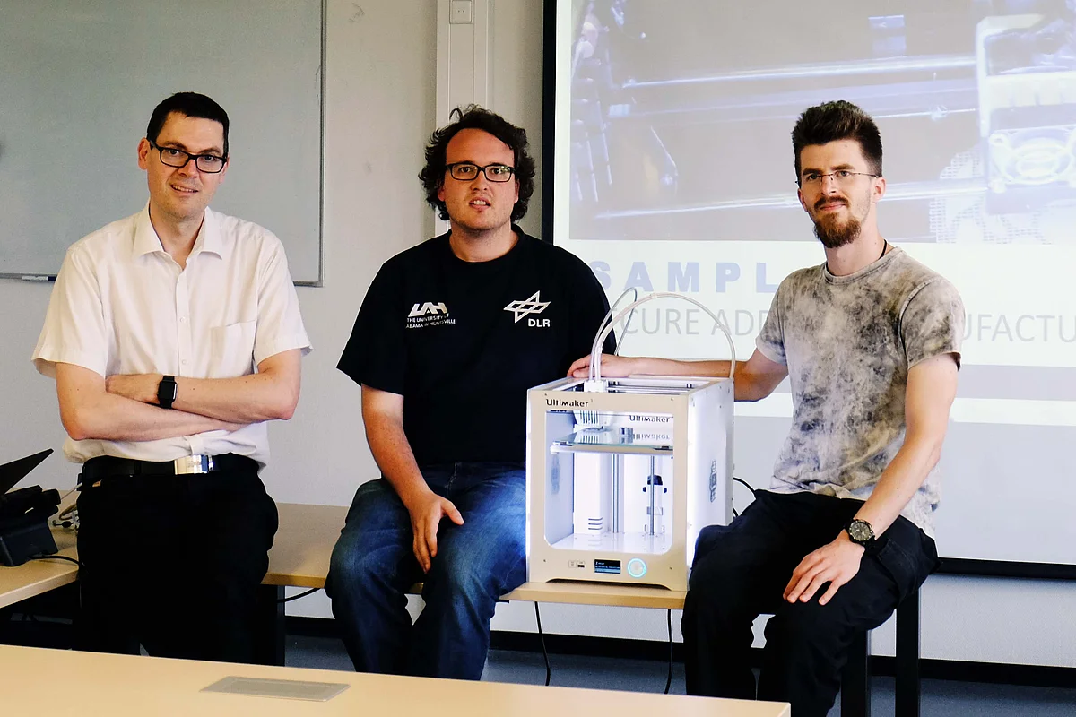 Prof Frank Kargl, head of the Institute of Distributed Systems, researches with his PhD students Felix Engelmann and Henning Kopp (left to right) on digital rights management in 3D printing (Photo: Institute of Distributed Systems)