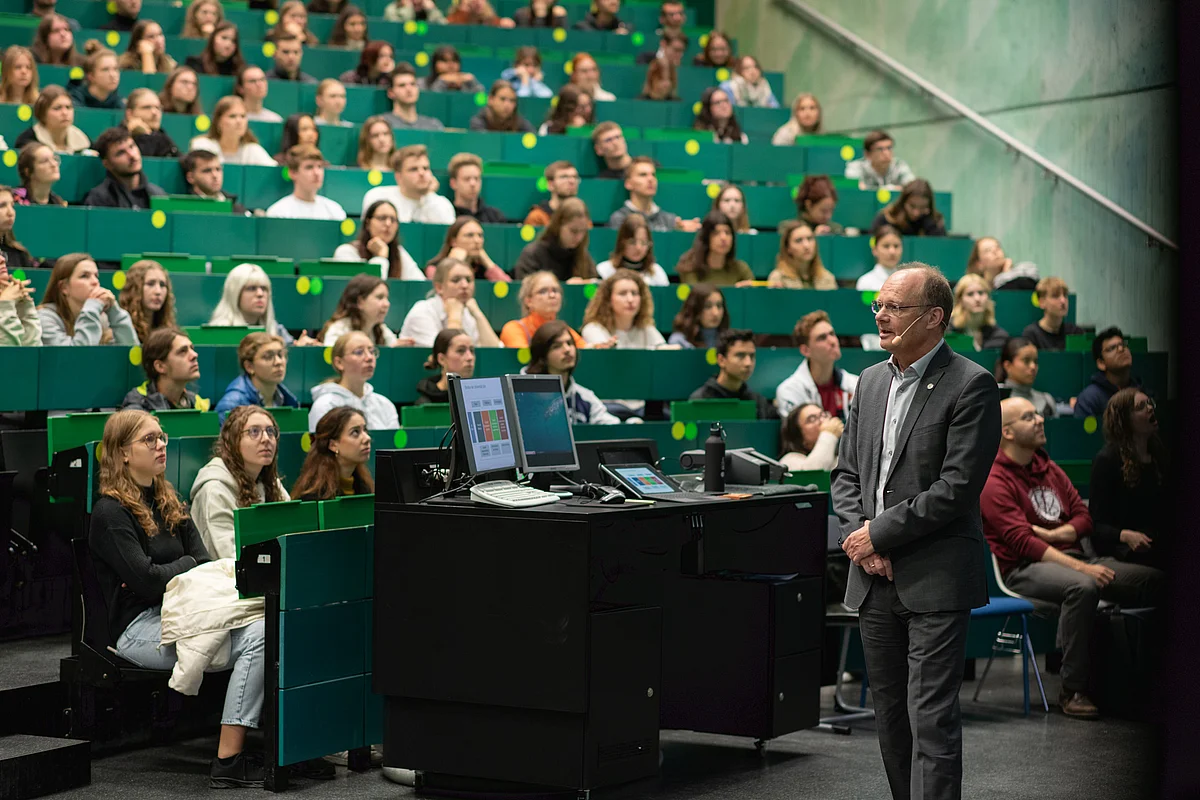 Uni-Präsident Prof. Michael Weber begrüßt die Erstsemester (Foto: Elvi