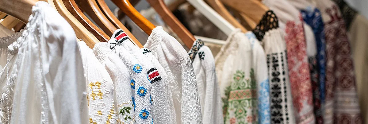 Blick in einen Kleiderschrank 