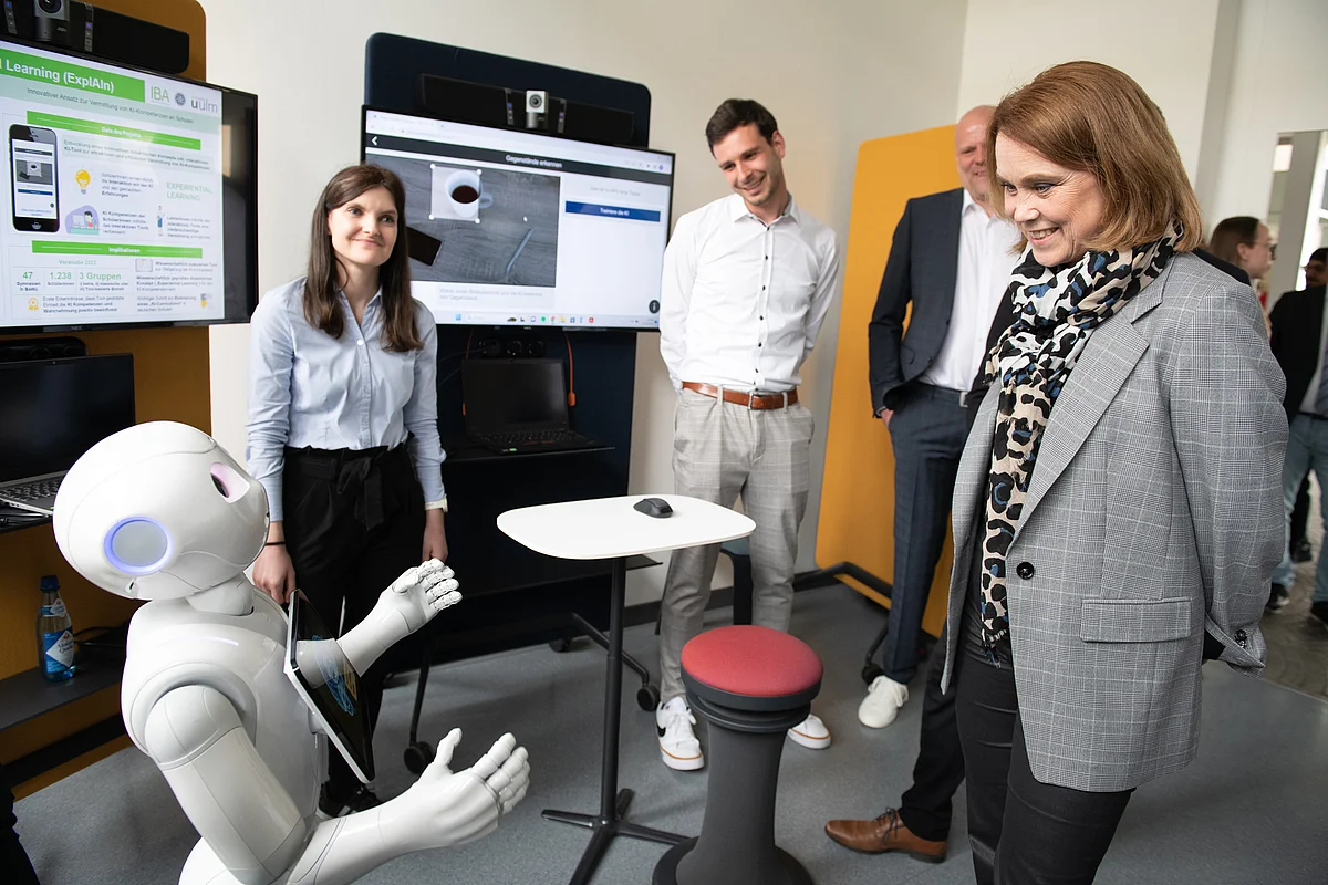 Roboter Pepper und Petra Olschowski