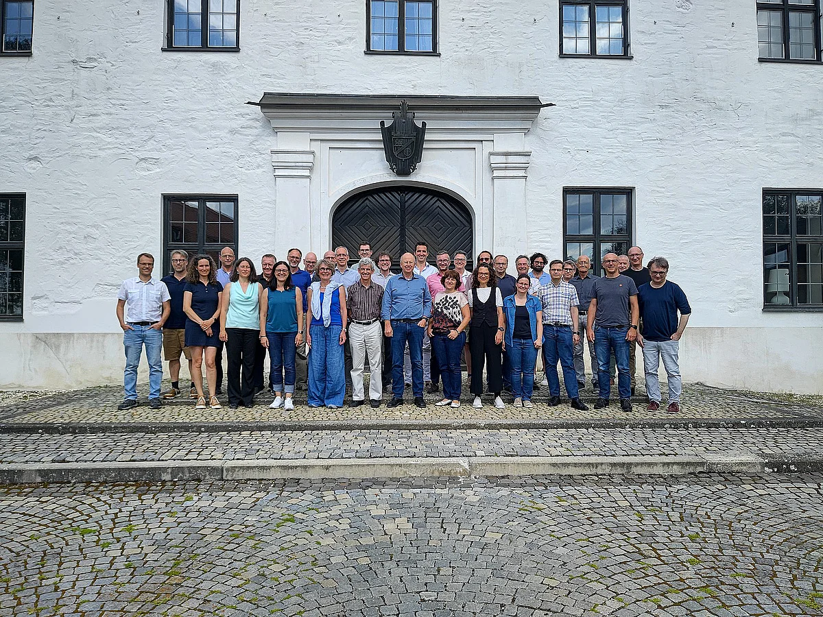 Professorinnen und Professoren vor der Reisensburg