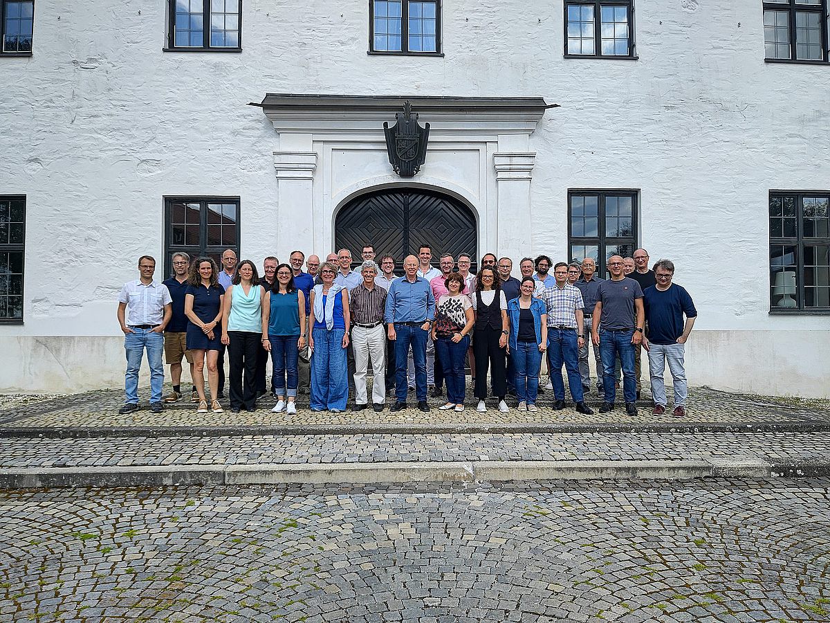 Professorinnen und Professoren vor der Reisensburg
