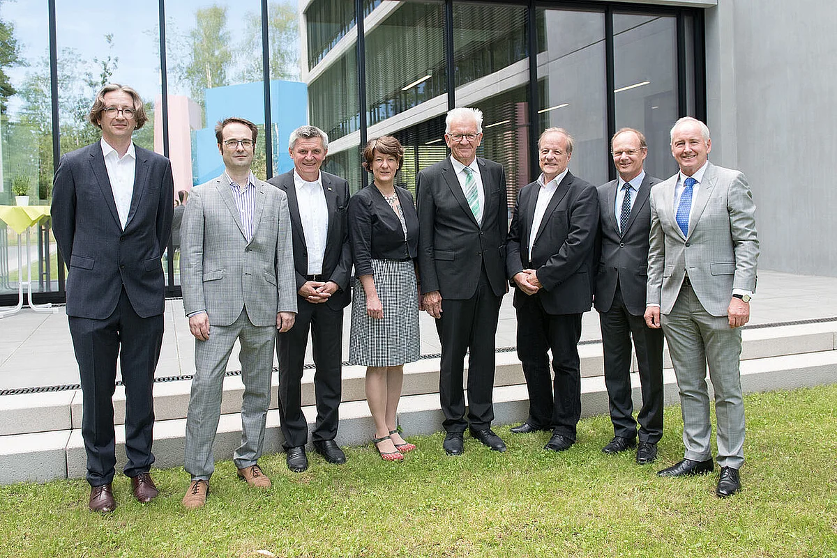 v.l. Prof. Fedor Jelezko, Prof. Martin Plenio, Martin Rivoir, MdL (SPD), Finanzstaatssekretärin Gisela Splett, Ministerpräsident Winfried Kretschmann, Jürgen Filius, MdL (Grüne), Universitätspräsident Prof. Michael Weber, Wilmuth Lindenthal (Leiter VB-BW, Amt Ulm)