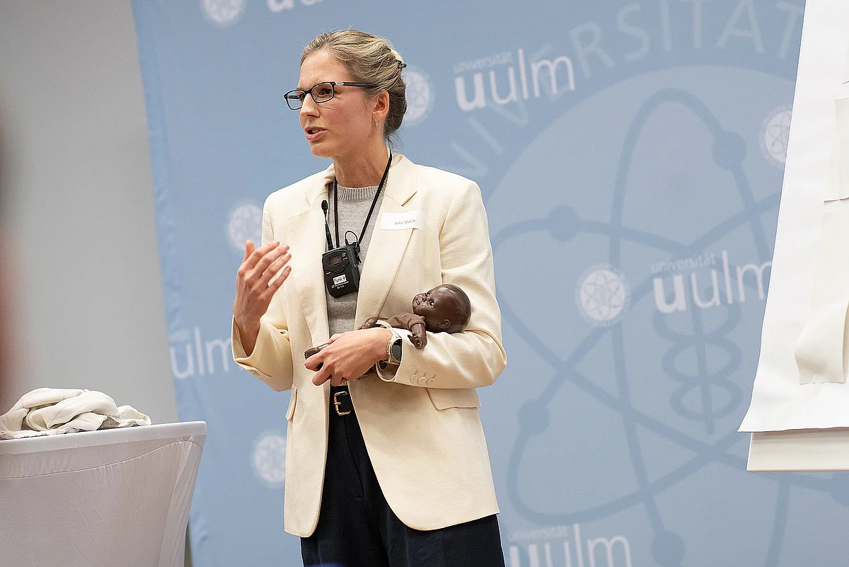 Dr. Julia Téoule