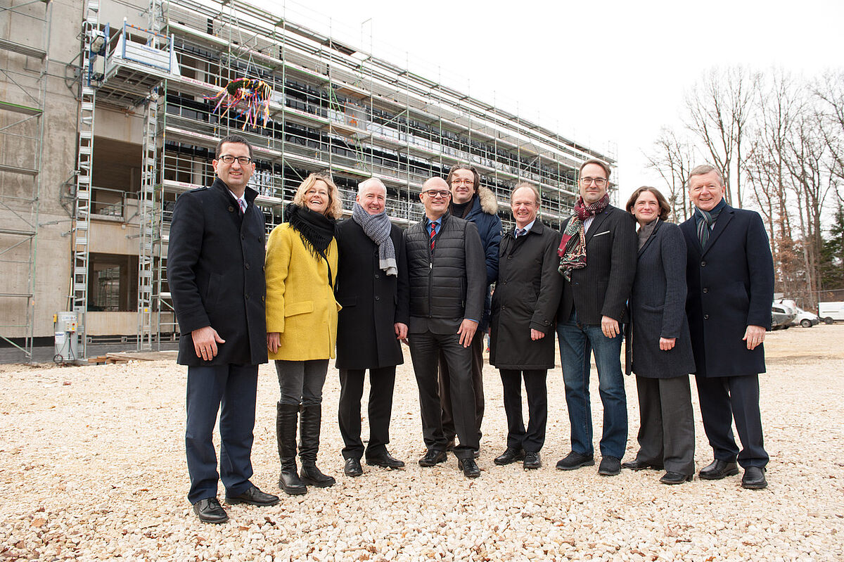 Excitement at the ZQB roofing ceremony (from left): Ulm Mayor of Finances Martin Bendel, Angela Wehling and Wilmuth Lindenthal (both VBA, Amt Ulm), MWK Chief Officer Ulrich Steinbach, Prof. Fedor Jelezko (BioQ), President of Ulm University Prof. Michael Weber, Prof. Martin Plenio (BioQ), Prof. Tanja Weil (BioQ) and Chief Financial Officer of Ulm University Dieter Kaufmann