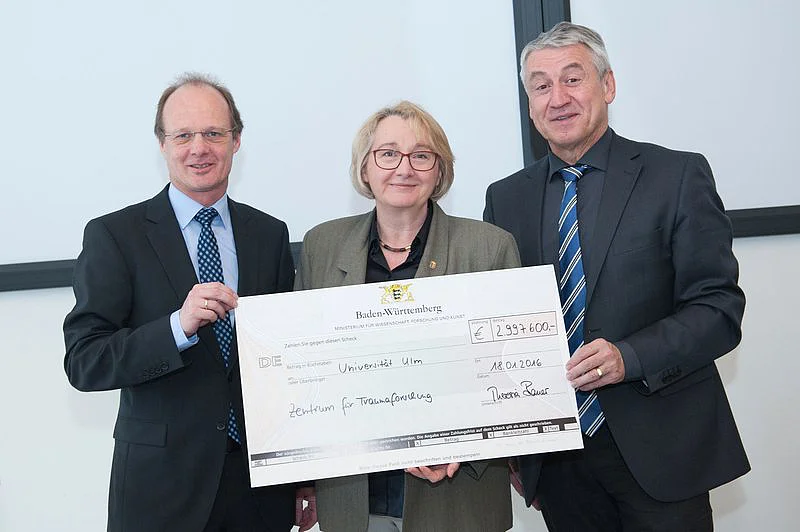 Scheckübergabe durch die baden-württembergische Wissenschaftsministerin Bauer an Prof. Weber (Rektor) und Prof. Wirth (Dekan Medizin)