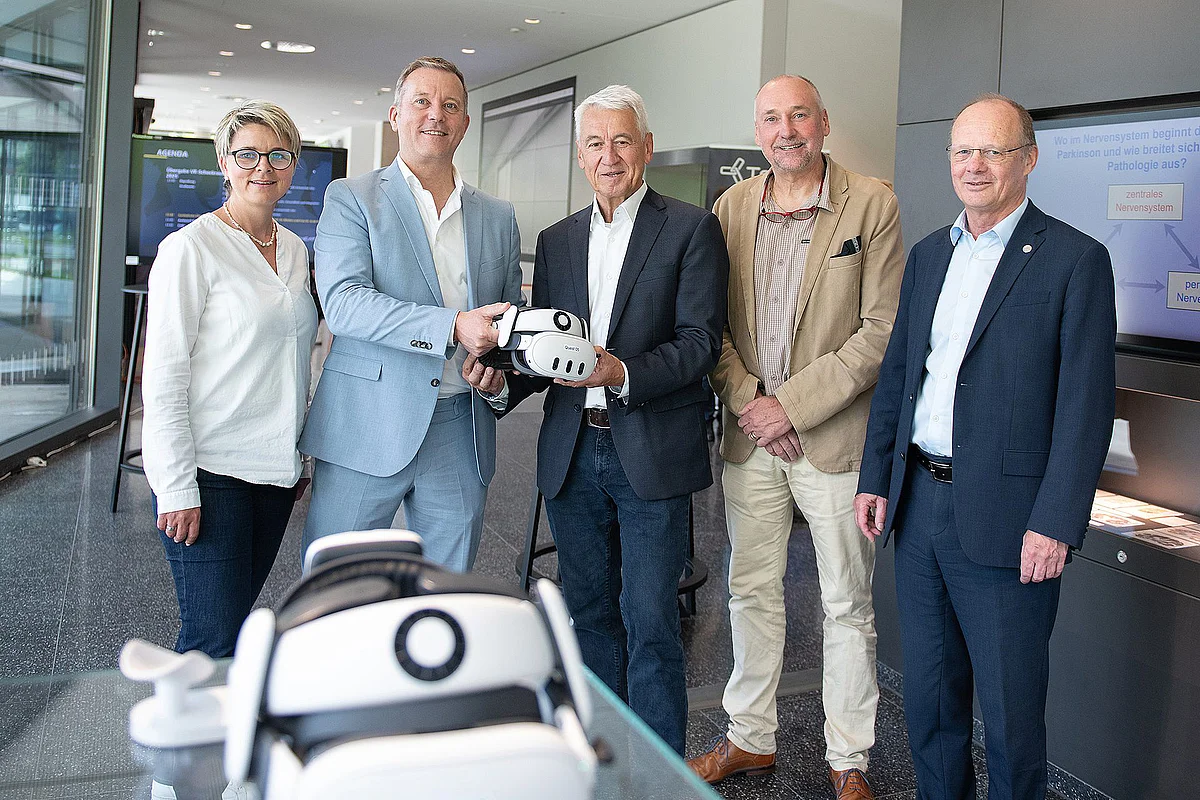 Gruppenfoto bei der Übergabe des VR-Schockraums