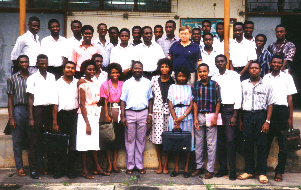 Professor Gerfried Gebert (blaues Hemd) bei einem seiner Aufenthalte an der Uni versität Kumasi/Ghana nach einer Vorlesung.