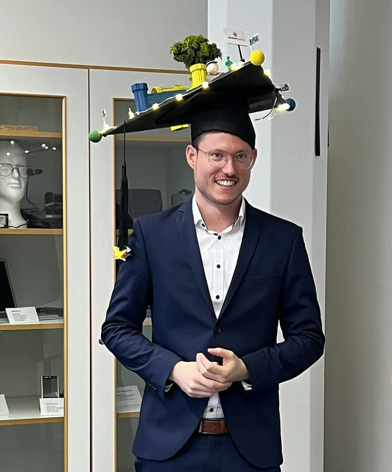Bild mit T. Drey mitsamt Doktorhut