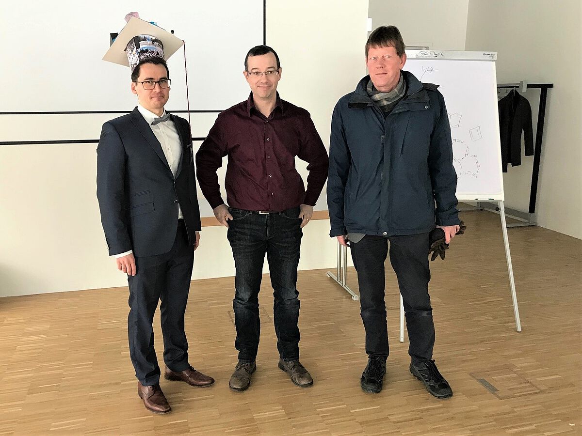 Jonas Schepper (li) mit Promotionsbetreuer Dr. Frank Pammer (Mitte) und Kommissionsvorsitzender Dr. Joachim Bansmann (re).