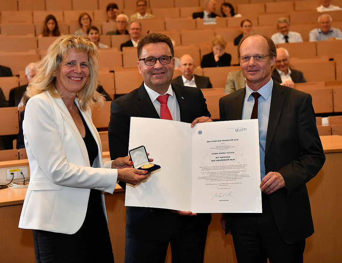 [Translate to english:] Verleihung einer Universitätsmedaille an Martin Hettich