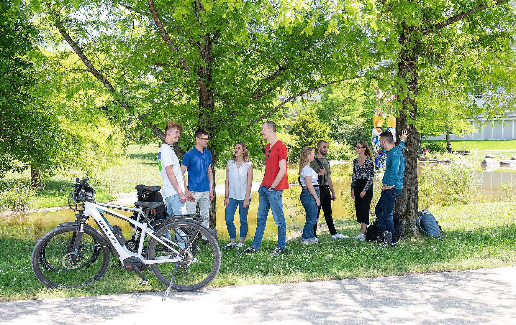 Studierende im Grünen