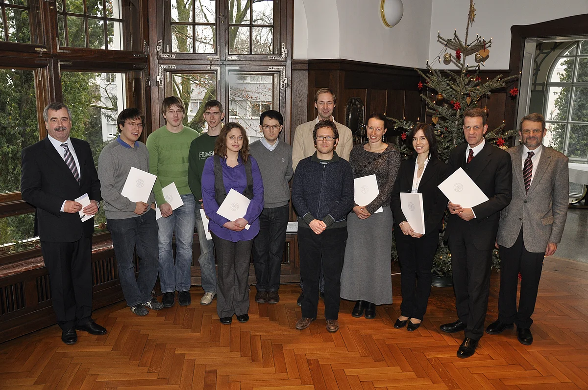 v. li. UUG-Vorsitzender Hans Hengartner, Dominic Rathje Matthias Weber, Sebastian Schmidt (alle Fachschaft Elektrotechnik), Katja Setzer, Juniorprof. Zakhar Kabluchko, Dr. Philipp von Wrangell, Dr. Antonio Negretti, Dr. Mirjam Knörnschild, Dr. Gabriela K