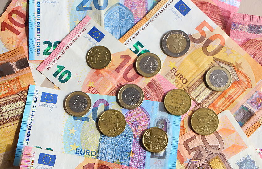 Euroscheine und Münzen in der Draufsicht