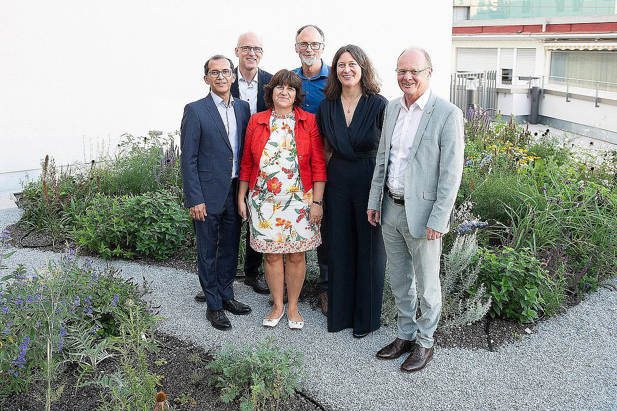 Gruppenbild der Festrednerinnen und Festredner: v.l. Dr. Roberto Rojas, Prof. Matthias Tichy, Prof. Olga Pollatos, Prof. Harald Baumeister, Prof. Iris-Tatjana Kolassa, Prof. Michael Weber