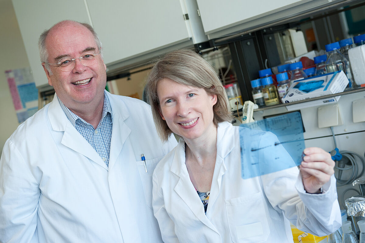 Prof. Peter Gierschik, Leiter des Instituts für Pharmakologie und Toxikologie, und Dr. Claudia Walliser haben die Funktion des Rac-Proteins aufgeklärt