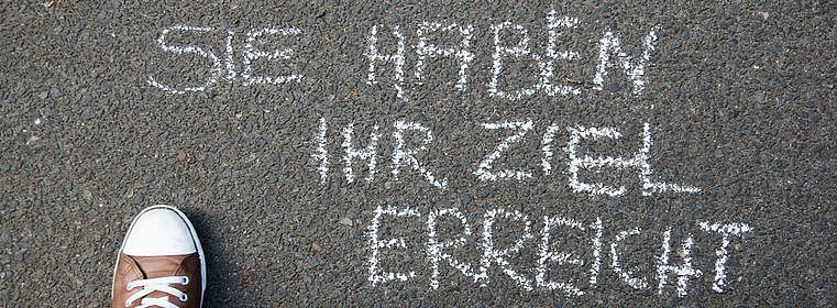 Person liegt auf einem Ball