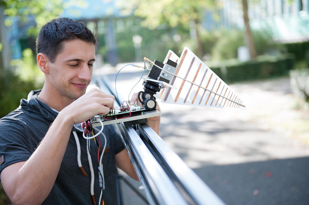 An der Universität-West führt Doktorand Markus Schartel Tests mit dem ersten Prototyp des Radargeräts durch: Eine Schiene soll die Flugbewegung der Drohne simulieren (Foto: Eberhardt/Uni Ulm)