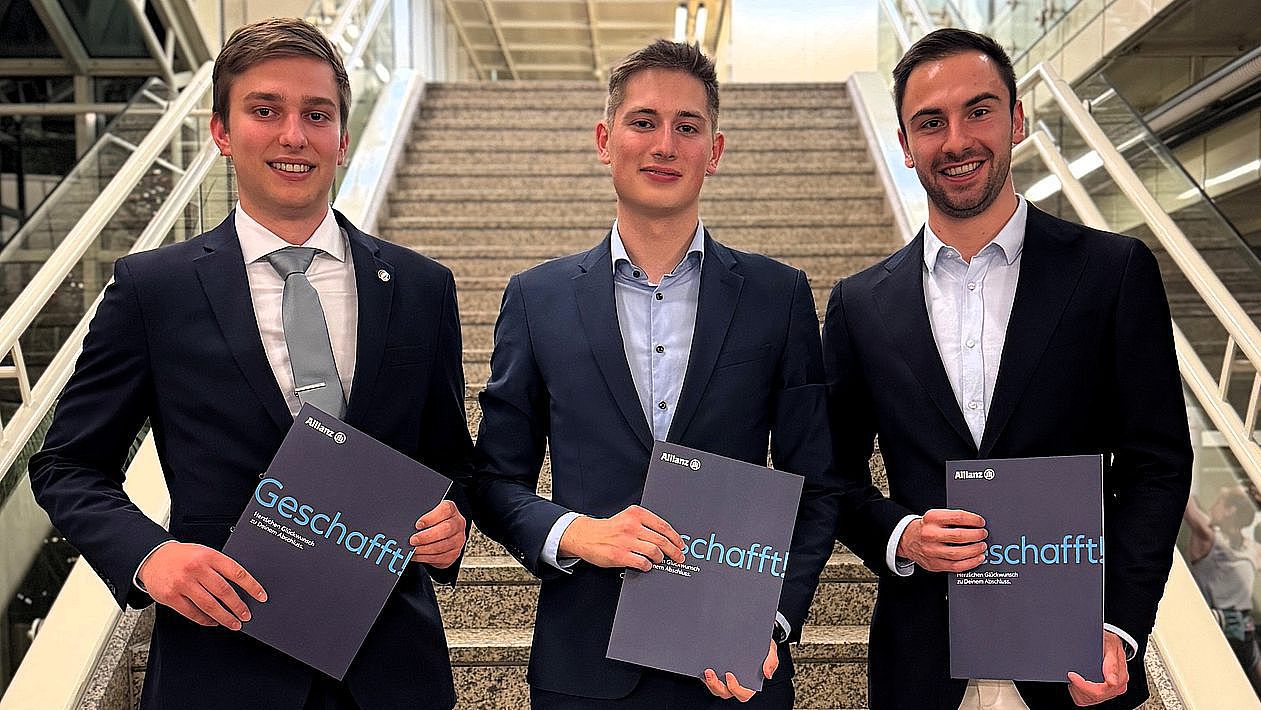 Daniel Lehmann, Linus Bialojan und Anton Makarov (berufsintegrierenden Studiums mit vertiefter Praxis in Aktuarwissenschaften) erhielten ihre Abschlussurkunde im Rahmen einer feierlichen Abschlussfeier der Allianz Lebensversicherung-AG