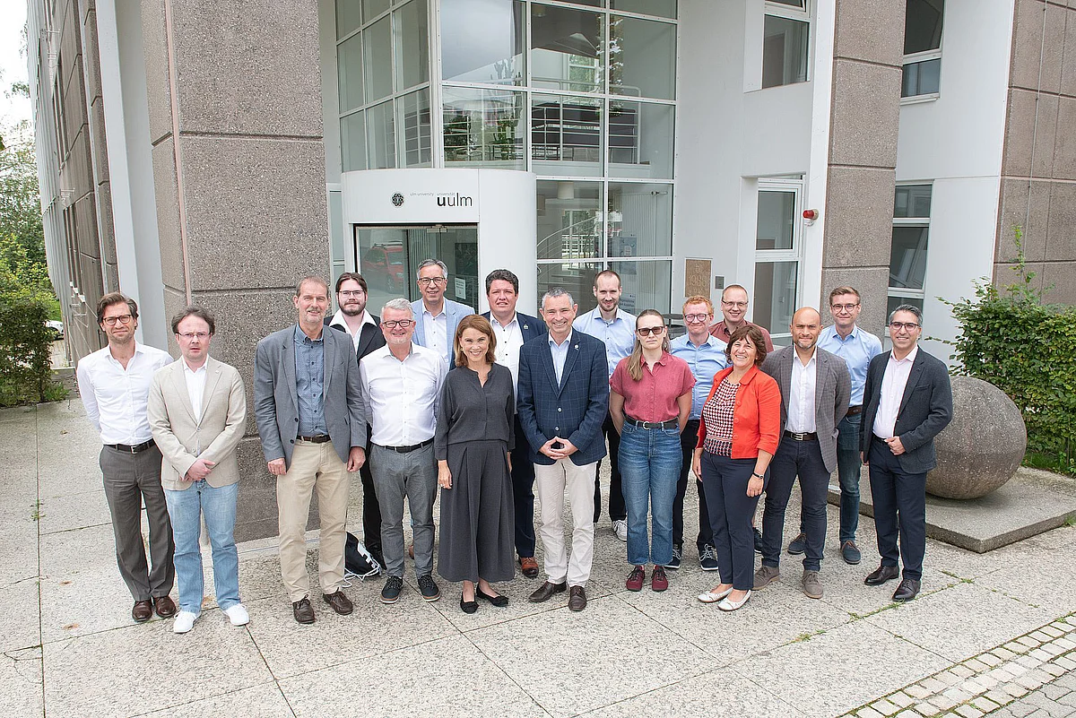 Gruppenbild vor der Helmholtzstr. 16
