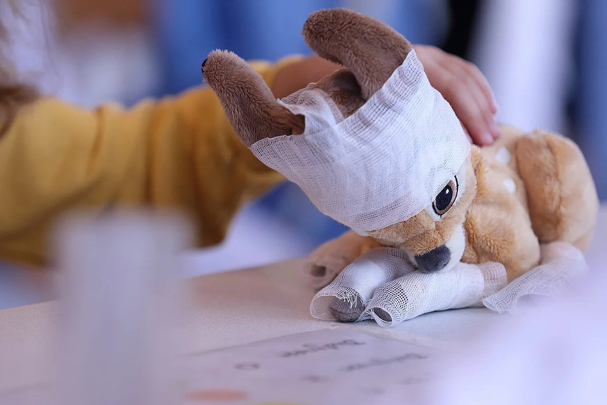 Ein Plüsch-Reh wird in der Ulmer Teddyklinik behandelt 