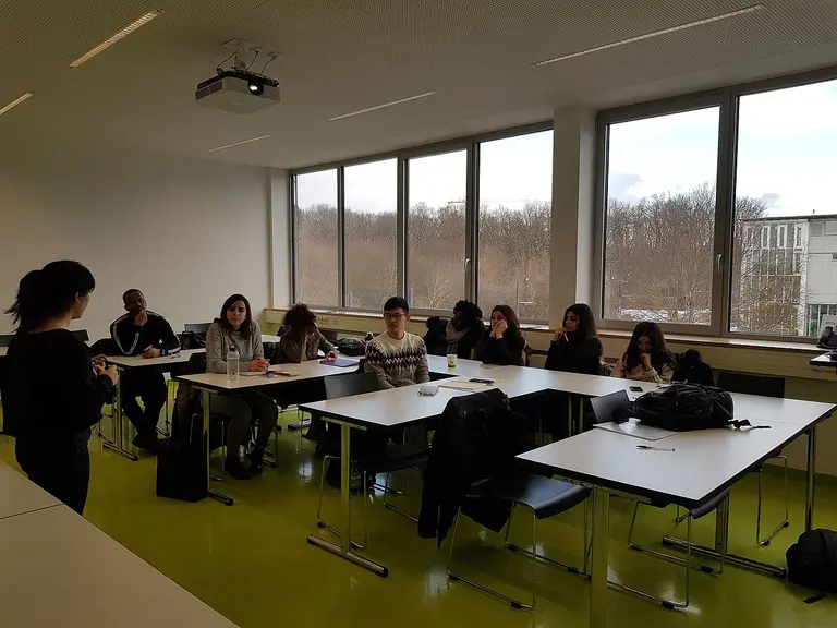 Klassenraum mit Studierenden