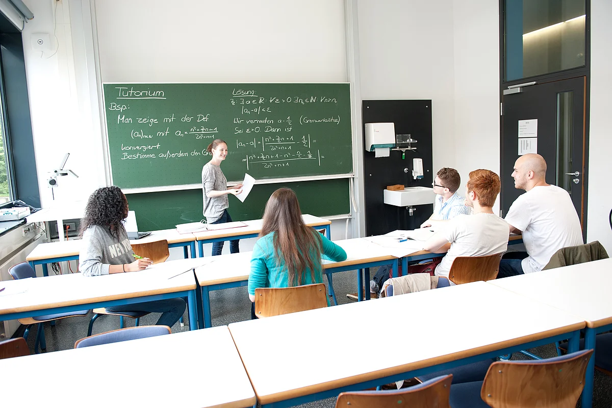 Studierende sitzen in einem Mathematik-Turorium